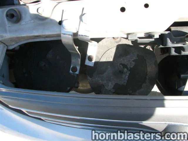 Two disc horns mounted behind grille silver brackets 2001 Toyota Corolla Nathan AirChime K5LA gallery photo 11