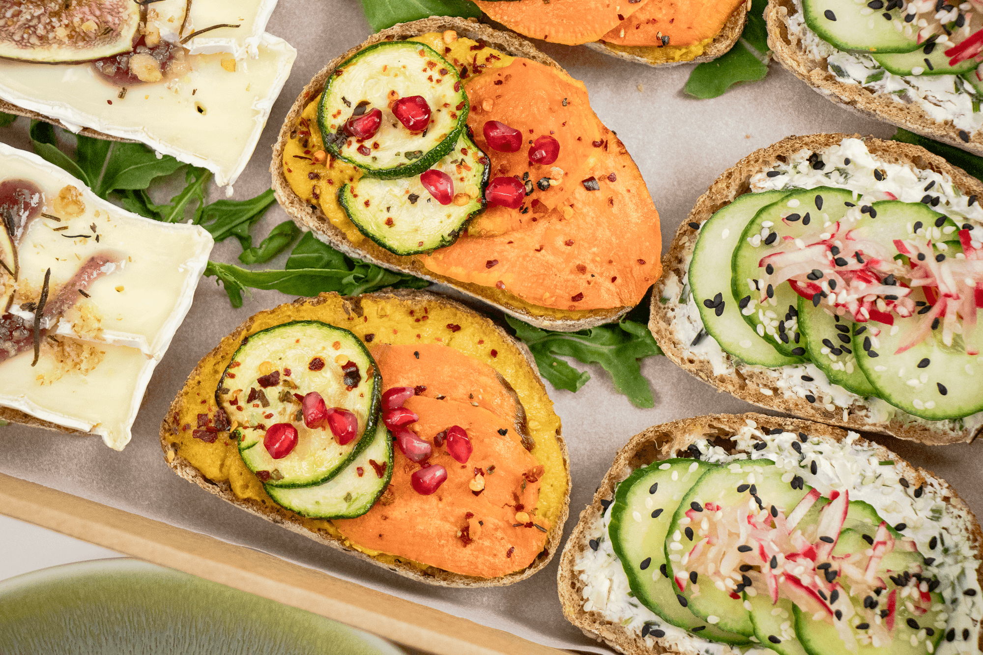 Schnittchen als Fingerfood: Hier vegetarische und vegane Schnittchen mit Frischkäse, Camembert und Süßkartoffel-Scheiben.