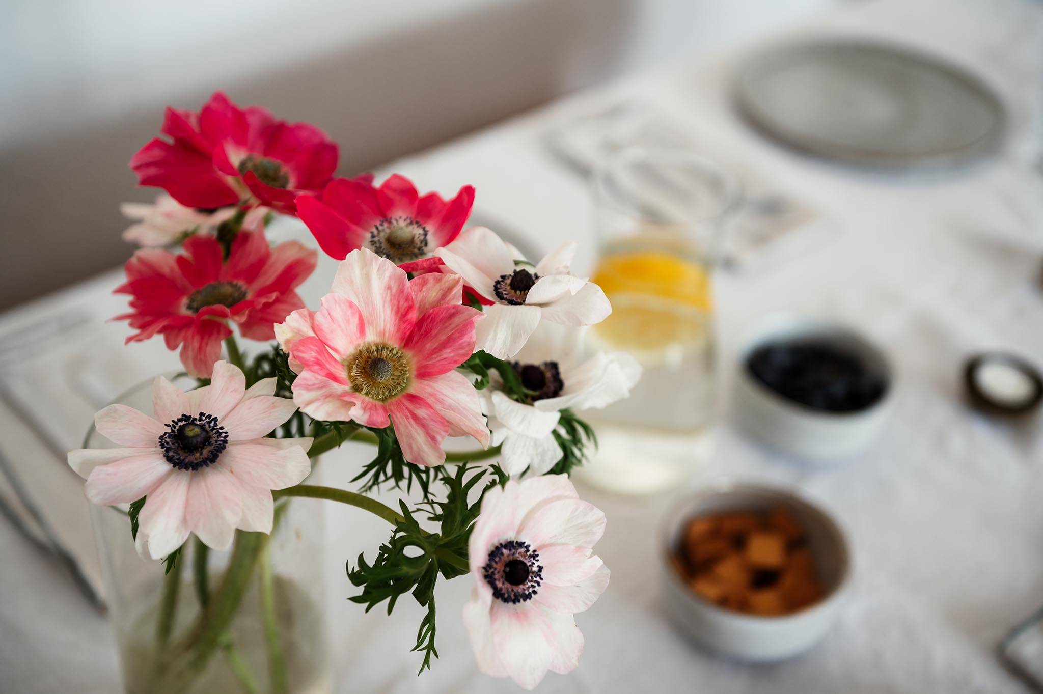 Ein gedeckter Tisch mit einem bunten Blumenstrauß