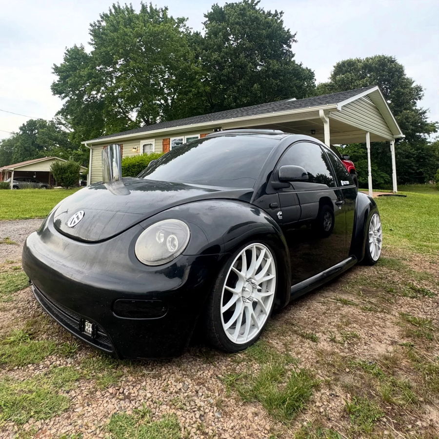 Parked three-quarter view of Jimmy's 2000 Volkswagen Beetle showing hood-mounted stack and Outlaw horn install gallery photo 2