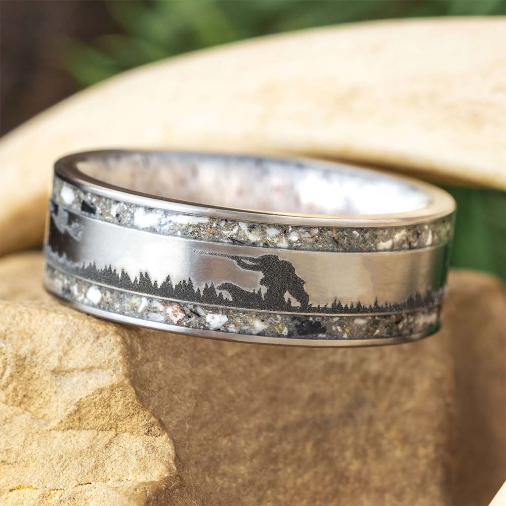Ash memorial ring with engraving of a hunter with his dog