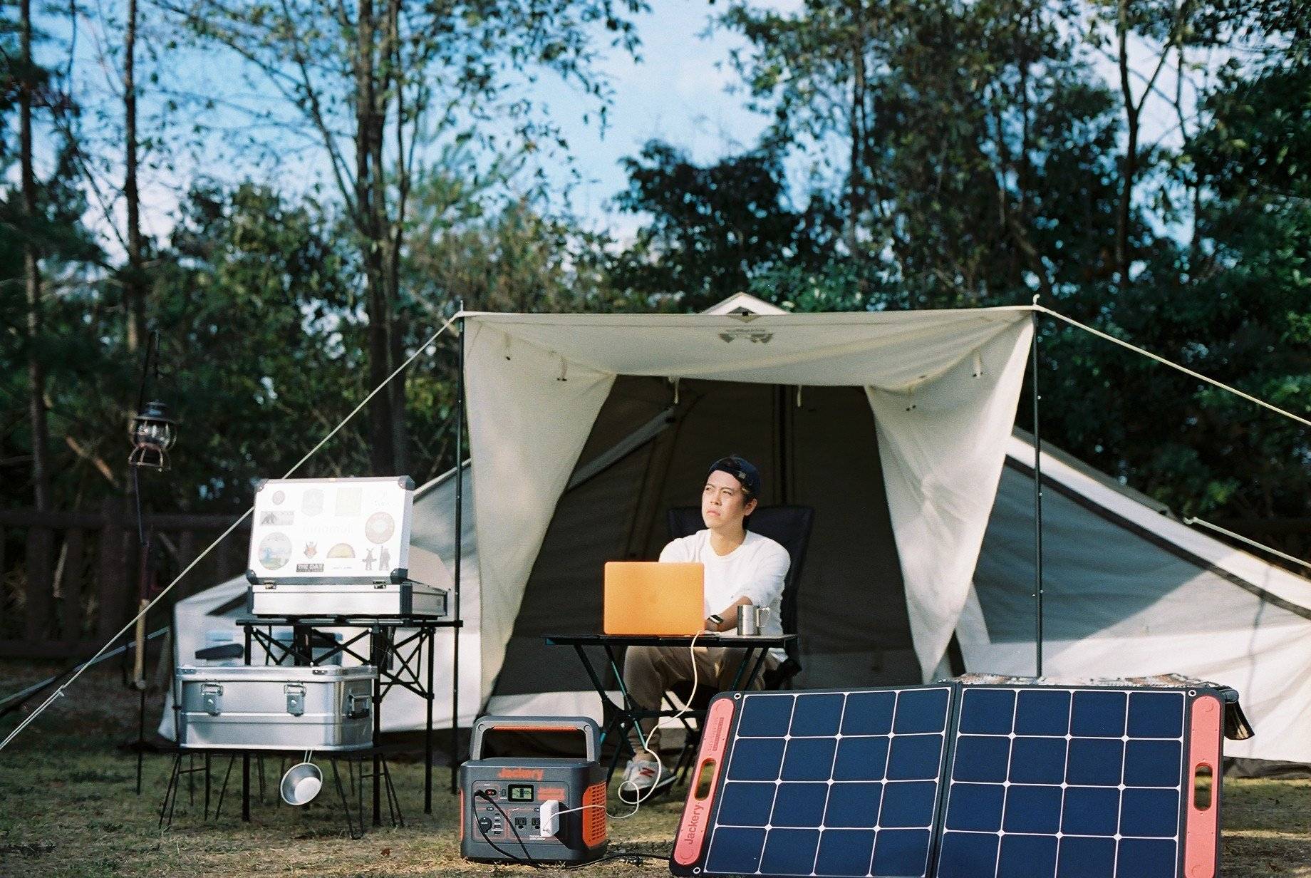 非常用としての備えや日常使い、キャンプでも便利に使えるソーラー充電器