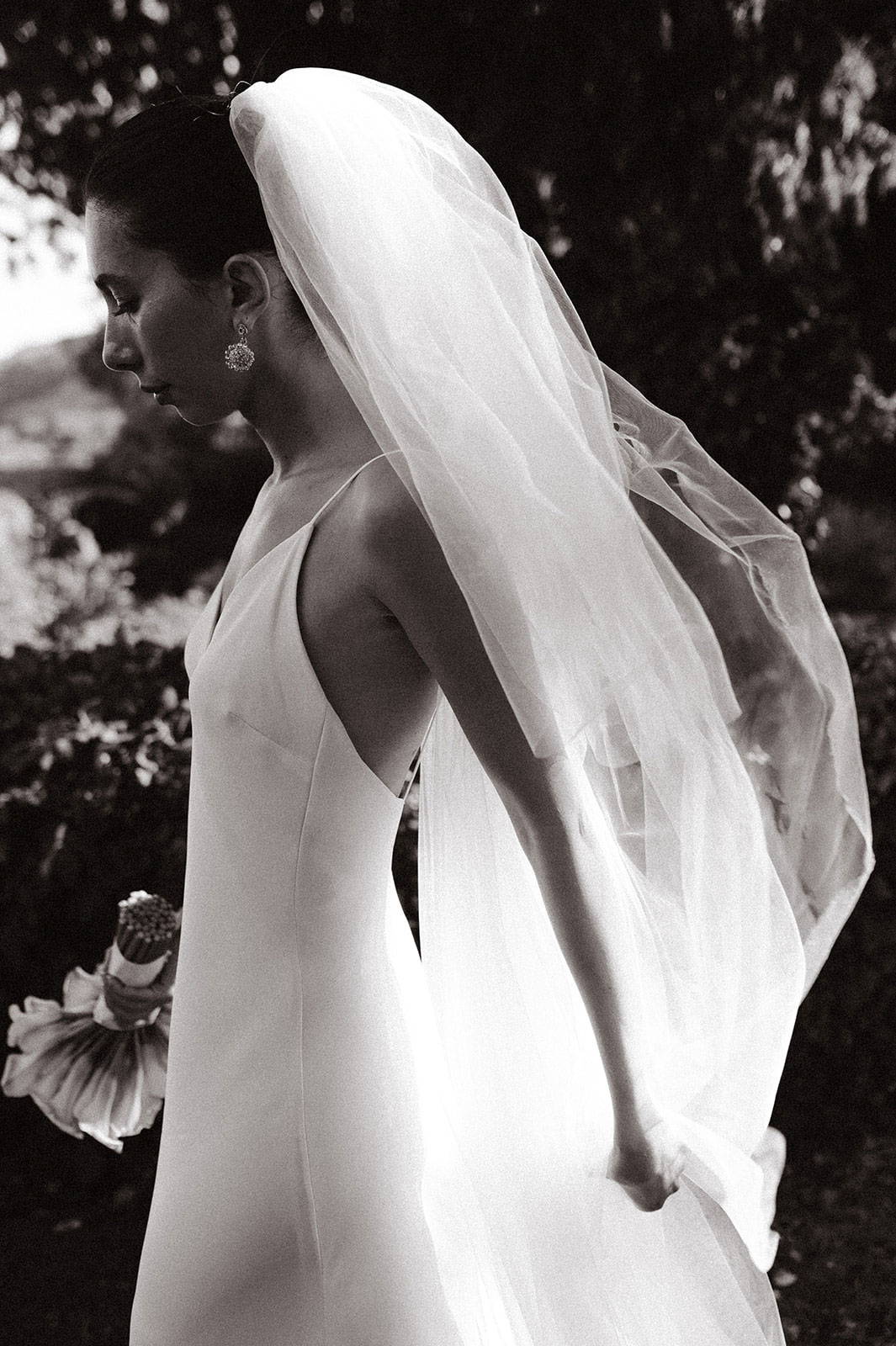 Profil latéral de la mariée en robe d'été et voile Posey
