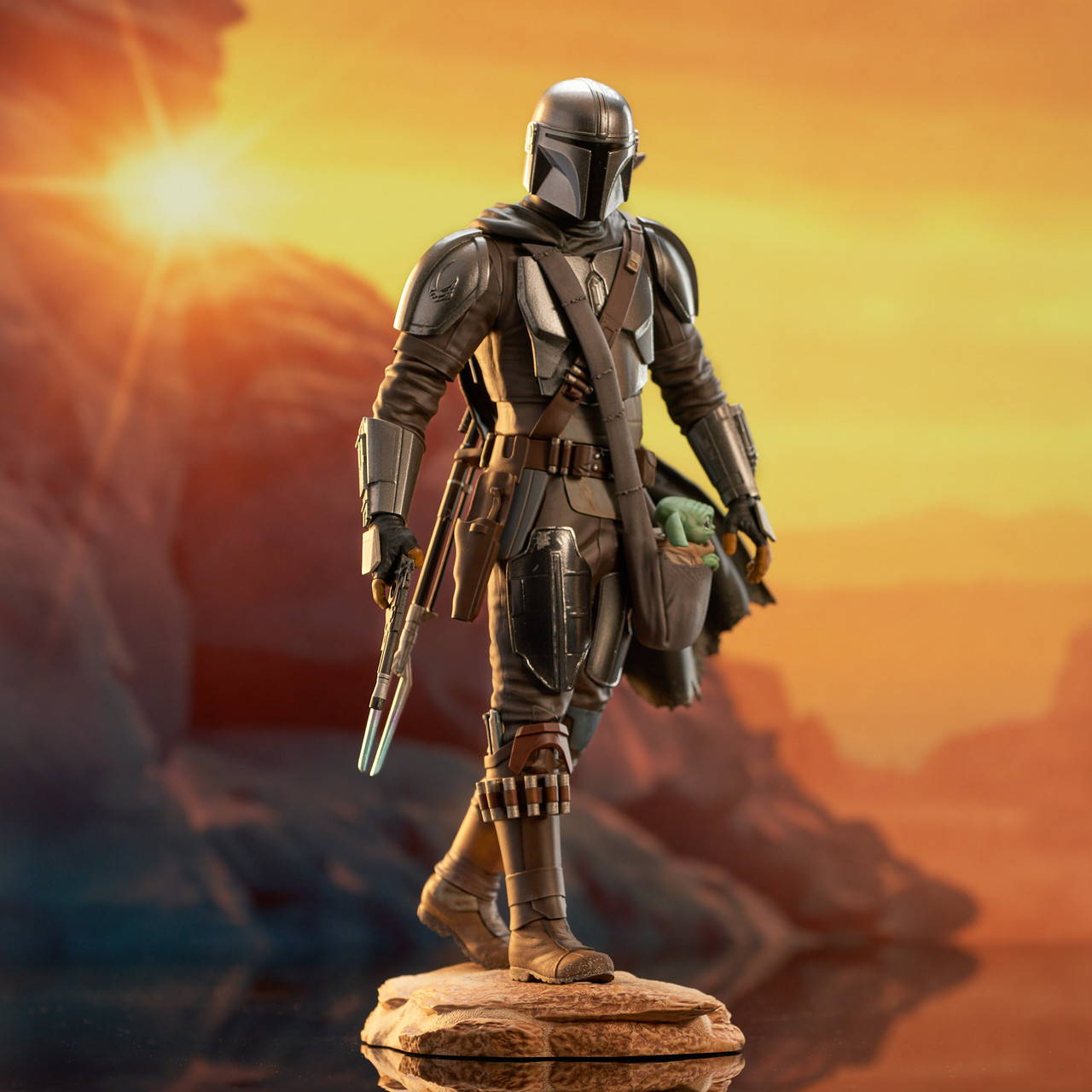 Star Wars: The Mandalorian™ - The Mandalorian™ w/Grogu™ Premier Collection Statue