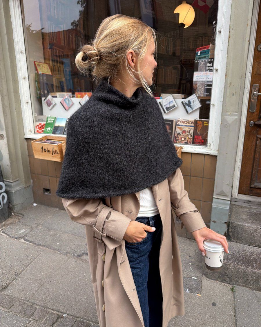Kvinde iført grå Ivy Cape