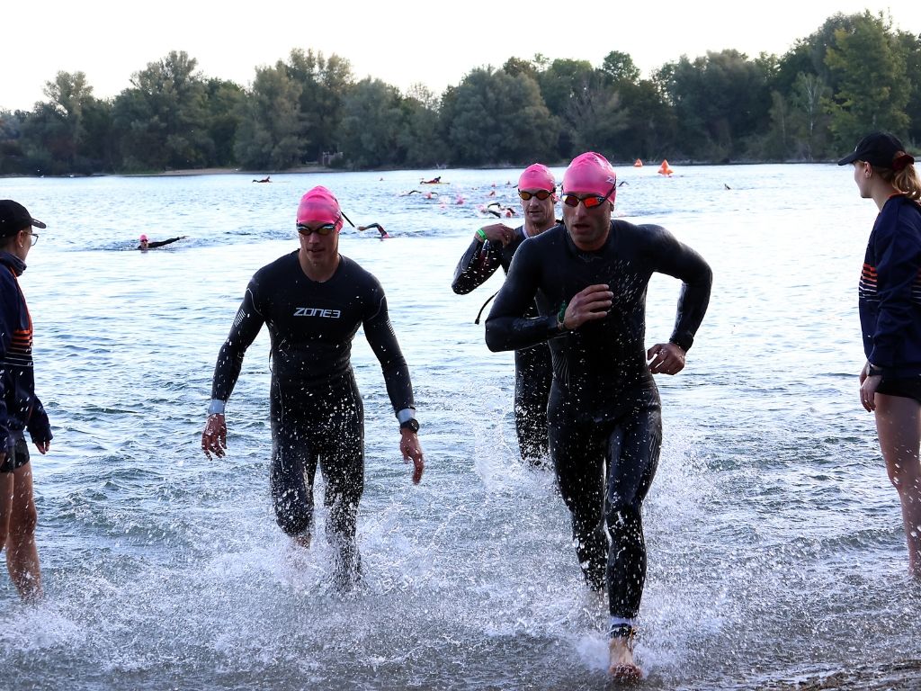 Schwimmer beim Ausstieg beim triathlon.de CUP Königsbrunn 2026.