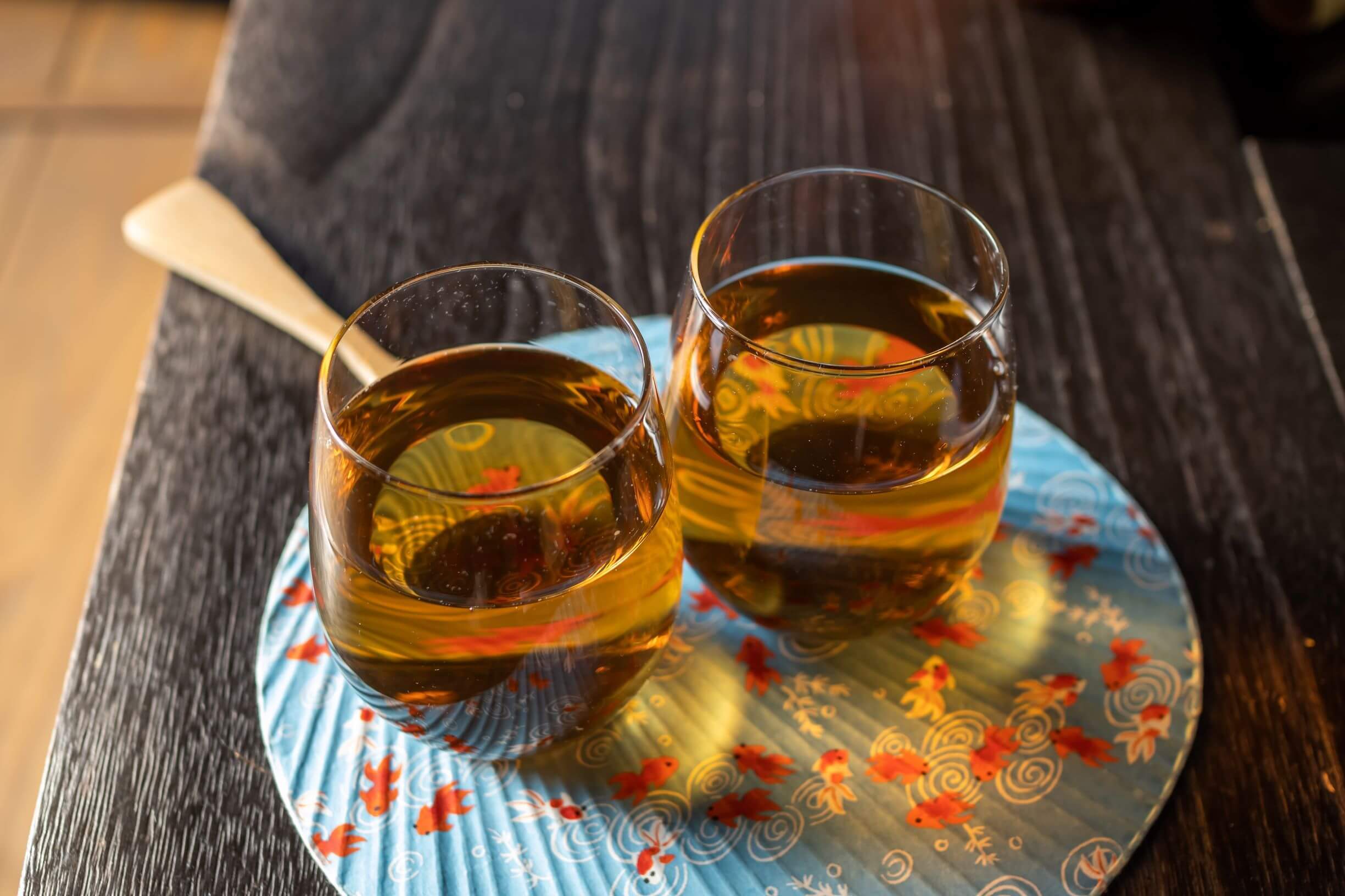 two cups of mugicha on a fan