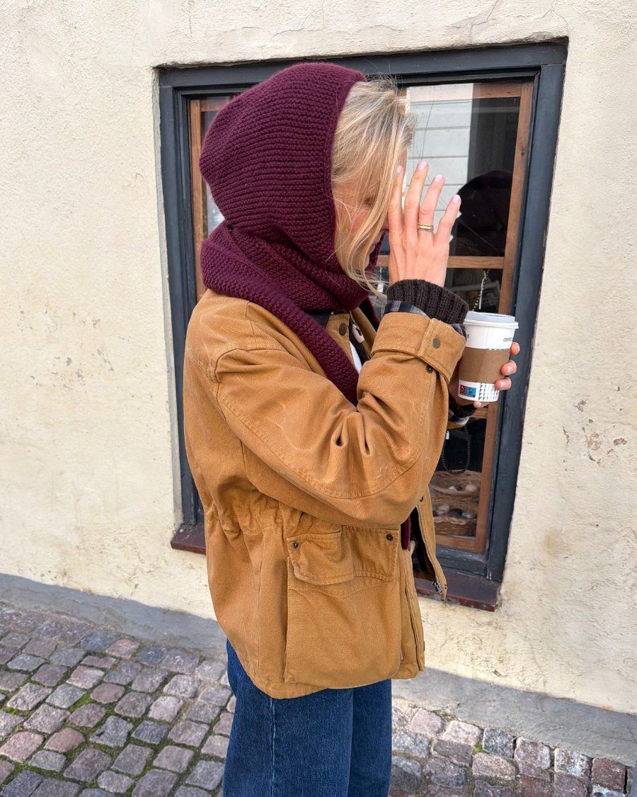 Kvine iført bordeaux Sophie Hood