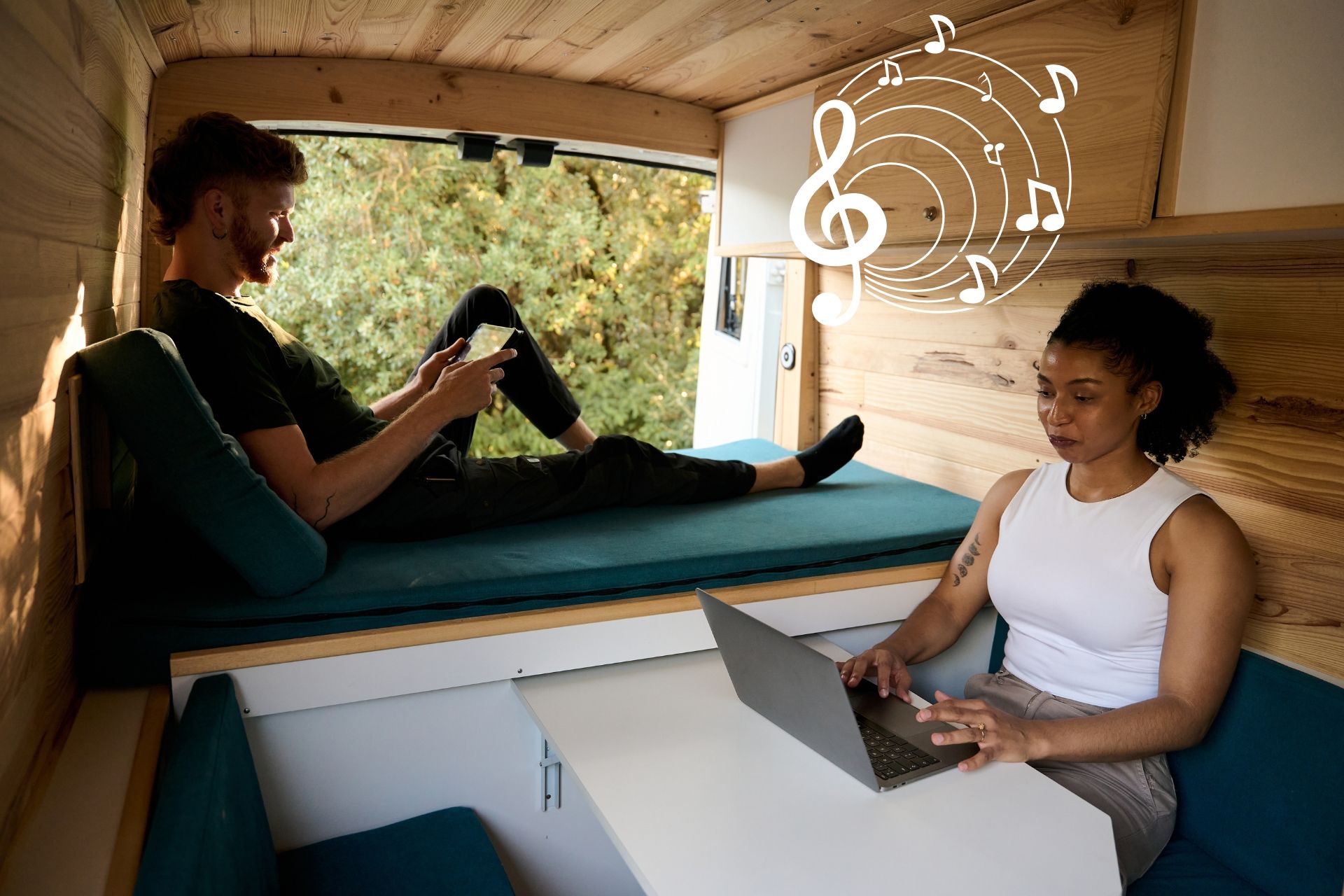 junges Paar im Van mit unsichtbarem Soundsystem.jpg