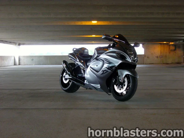 Front-three-quarter Del's 2009 Suzuki Hayabusa sport motorcycle aerodynamic fairings dual headlight nose mirrors and front wheel compact electric horn featured gallery photo 1