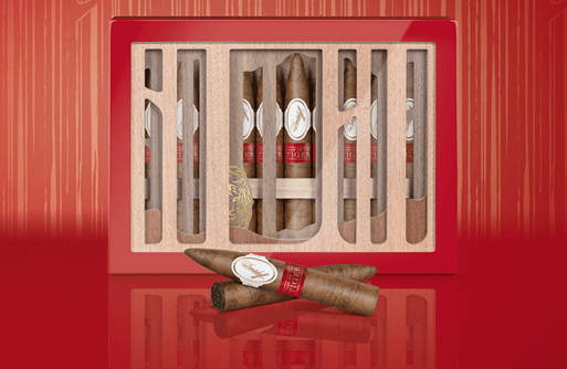 Davidoff Year of the Tiger Limited Edition Zigarrenkiste mit zwei gekreuzten Zigarren davorliegend.