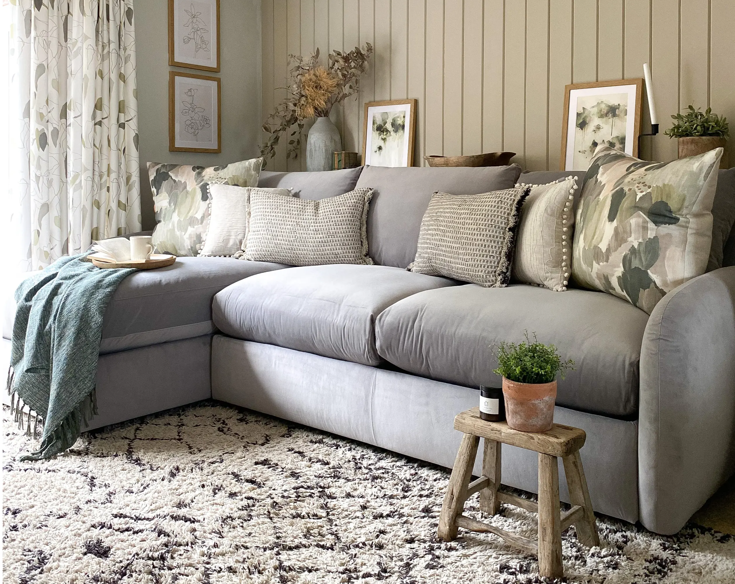 Stylish spill resistant chaise corner sofa