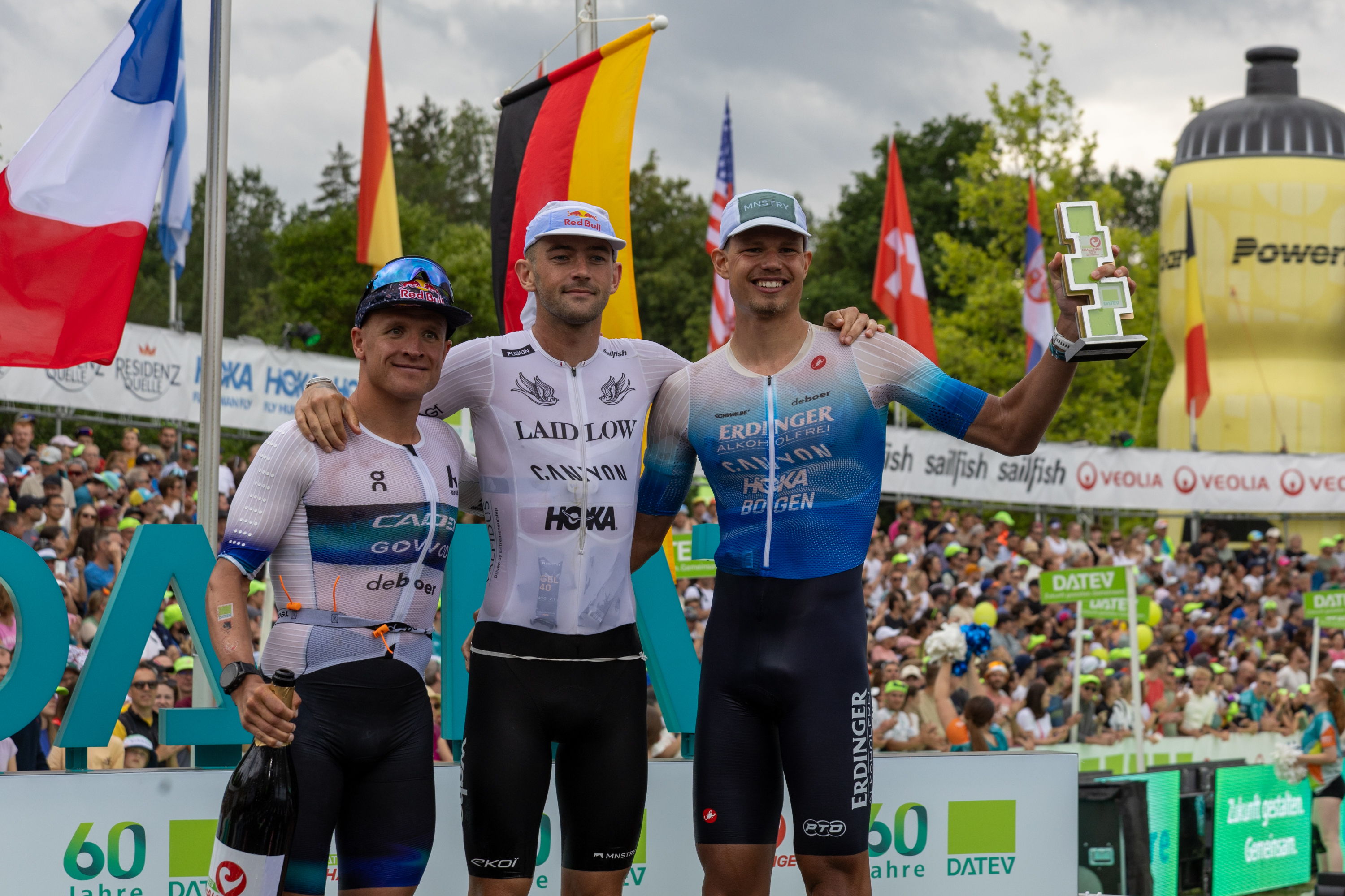 Das Siegerpodium der Männer der Challenge Roth 2026 - Kristian Blummenfelt, Sam Laidlow und Rico Bogen.