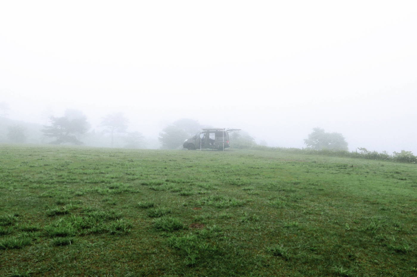 霧に覆われた高原とNV200