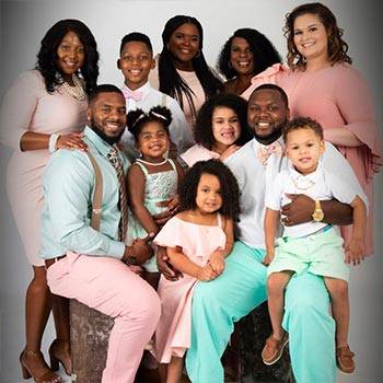 Large family photo shoot with family coordinated in mint green and pink