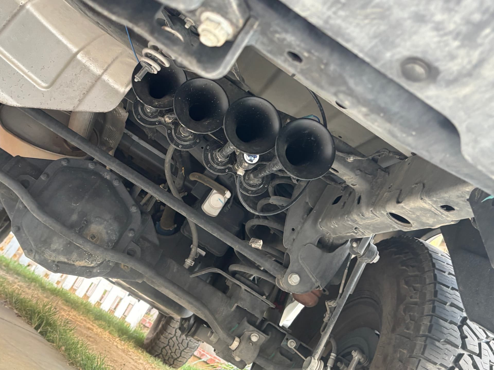 Jose's 2020 Jeep Gladiator Train Horn Install with 4-Chime 3-Liter Air Horn Kit
