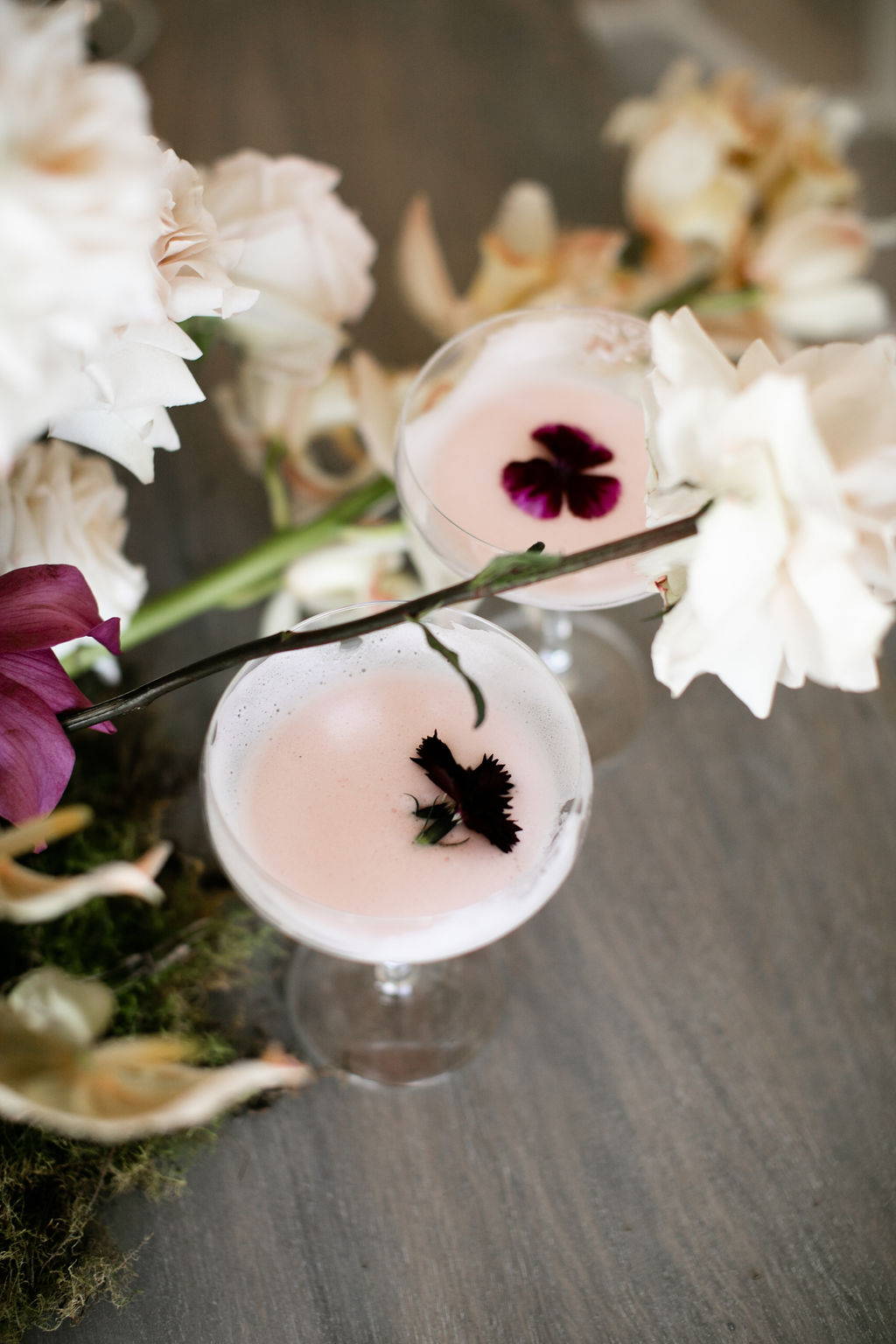 Cocktails roses avec des fleurs