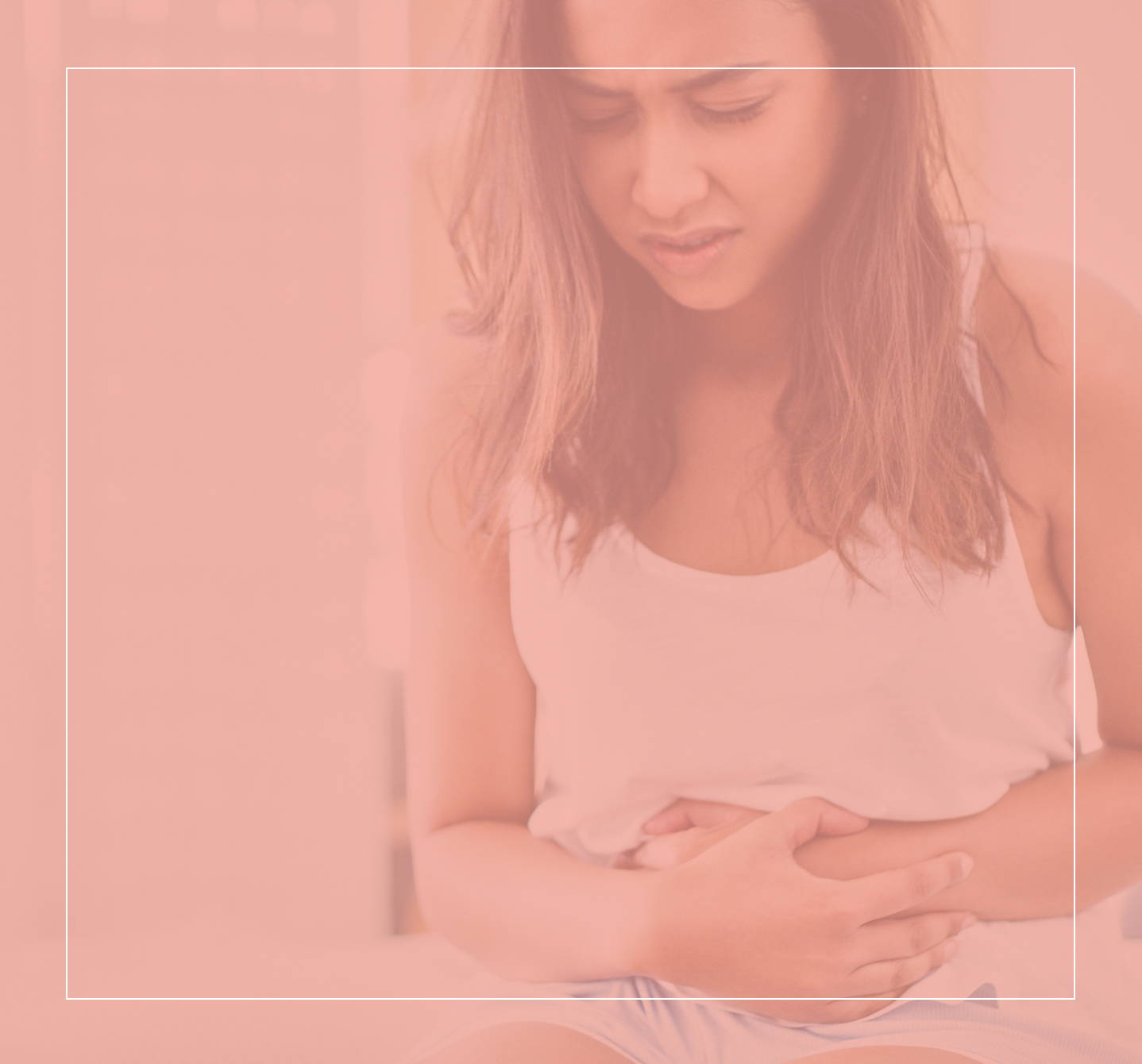 Femme se tenant le ventre et se penchant légèrement en avant avec un signe de malaise sur le visage. Elle ressent peut-être des symptômes d’allergie alimentaire.