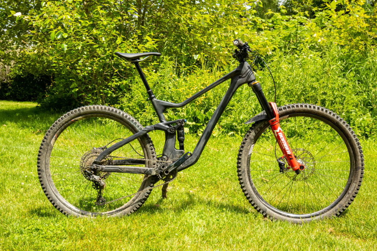 devinci spartan with a oneup components dropper post v2 and marzocchi bomber z1