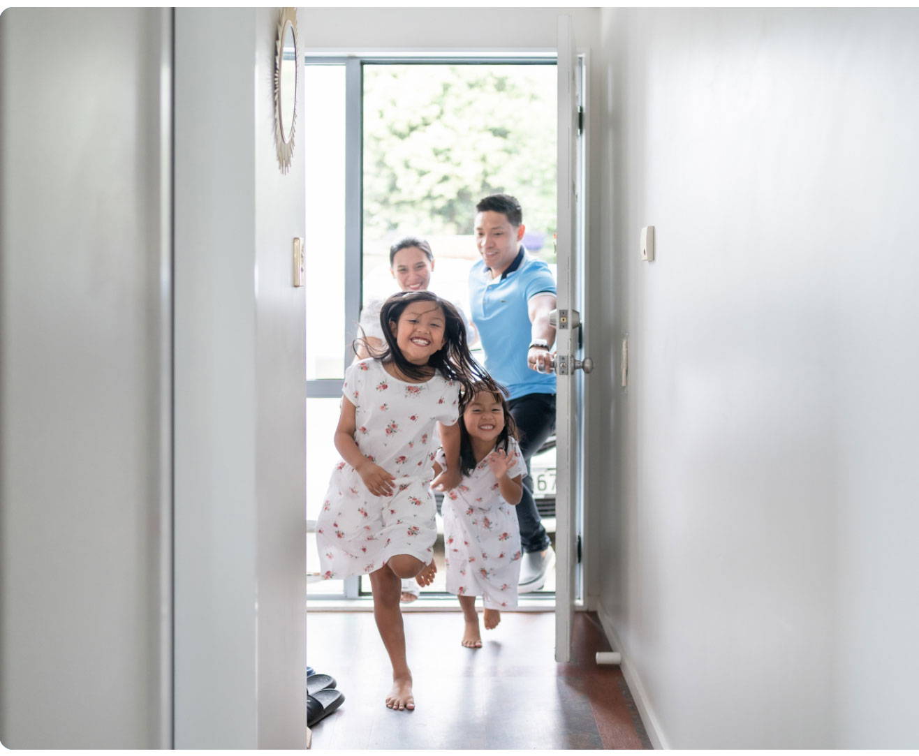 Famille entrant dans la porte