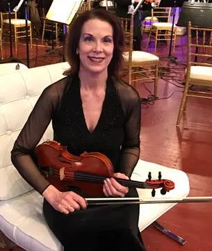 Picture of Jami Bale holding her violin