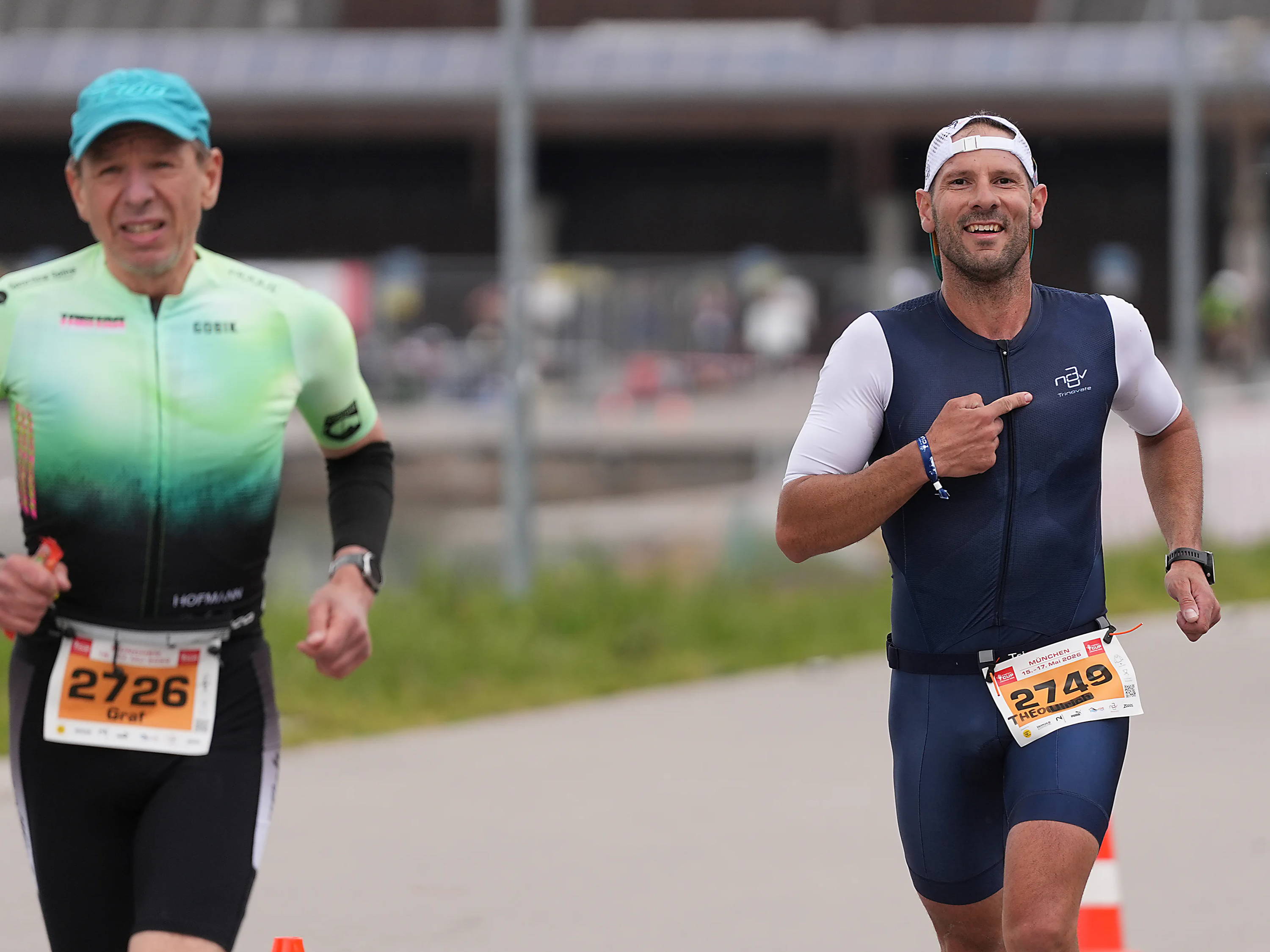 Zwei Läufer beim Triathlon München laufen nebeneinander