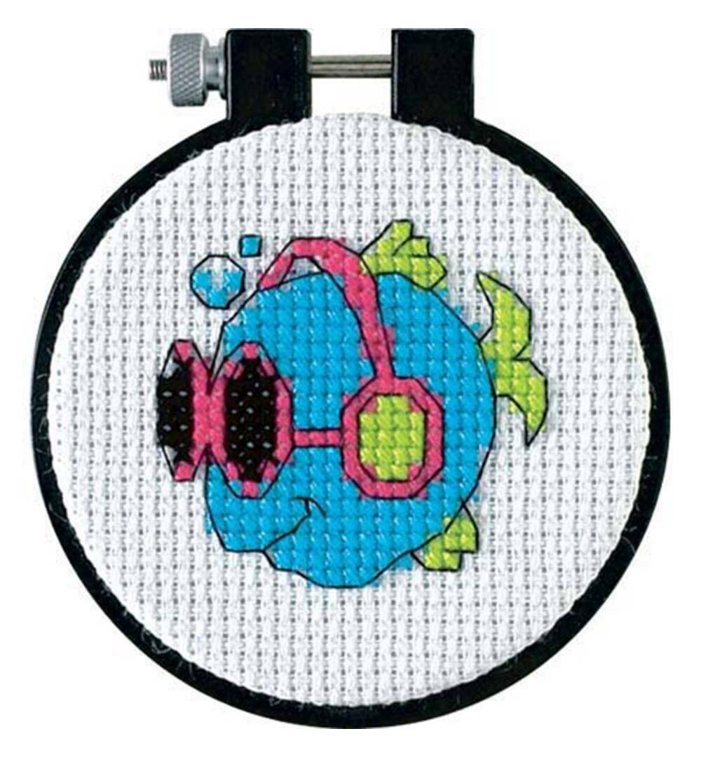 Counted Cross-Stitch with aida fabric and hoop
