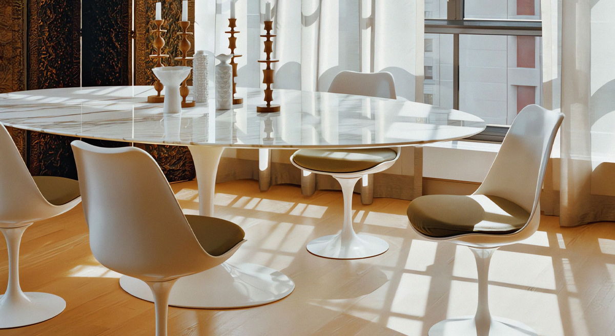 Modern KNOLL dining room with a round Saarinen table and stylish white chairs.