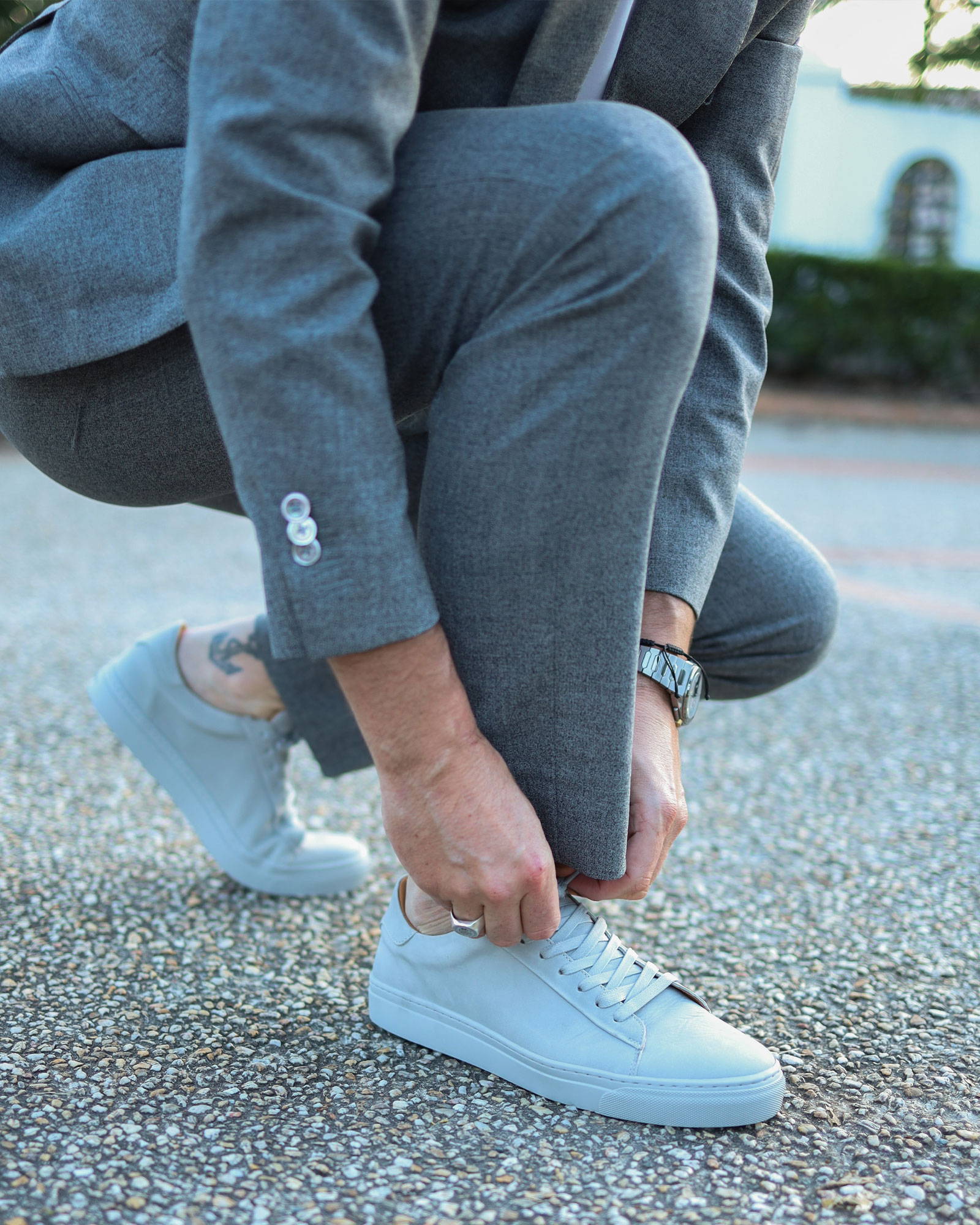 How to pull off a pair of grey sneakers? - Aquila