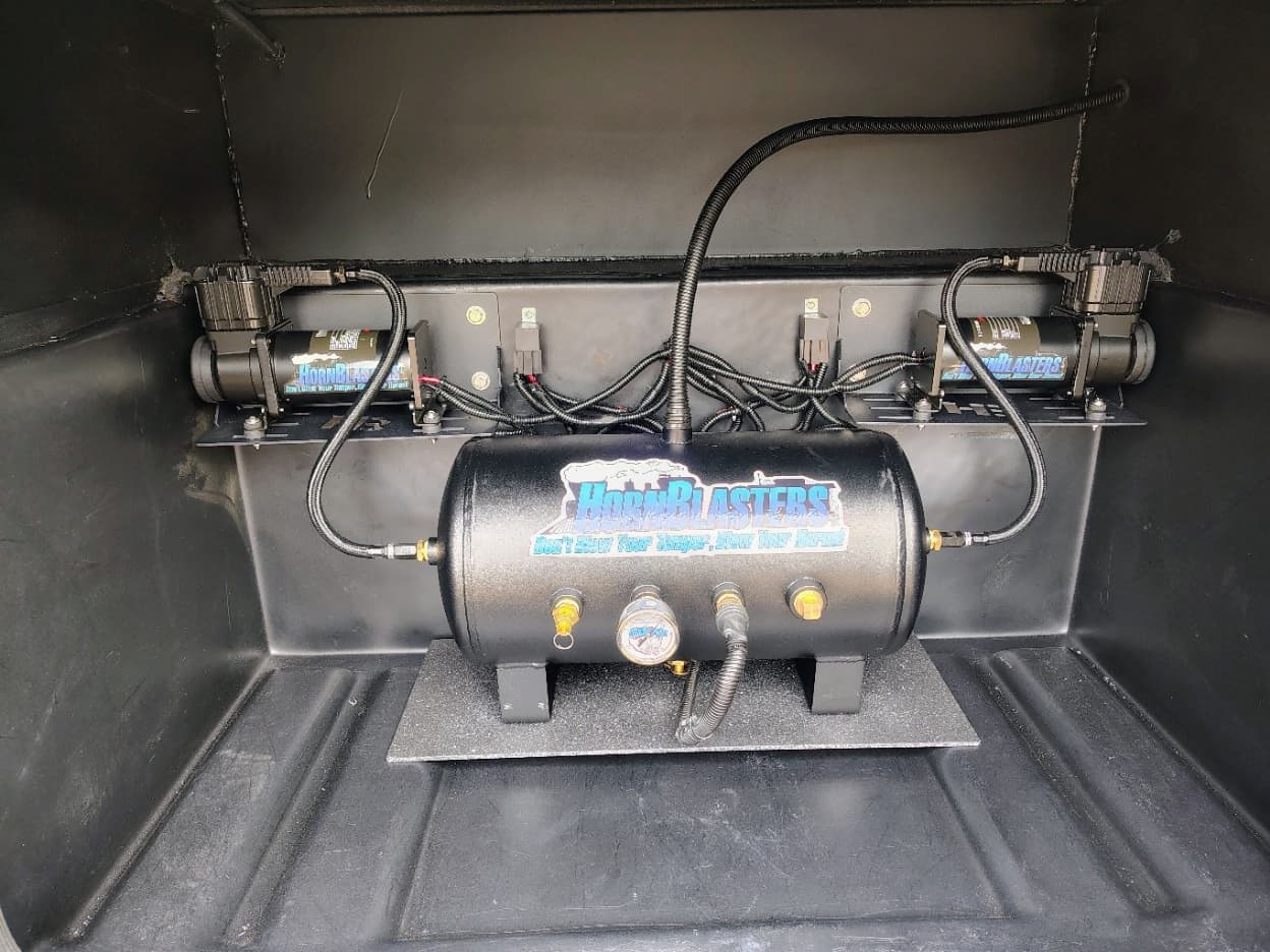 Gary's 2022 Thor RV Challenger 37DS Train Horn Install