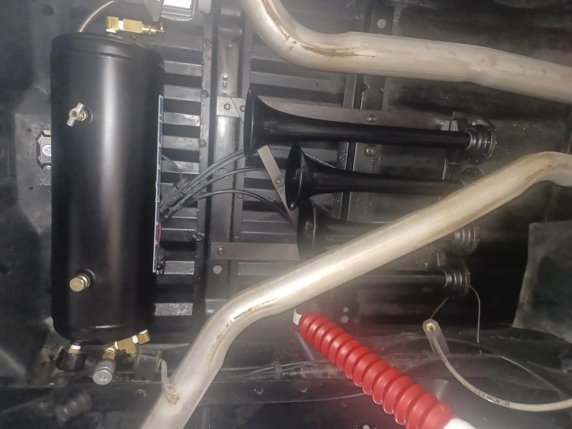 Black air tank and four black train horns mounted on Brenda's Ford Ranger undercarriage photo 4