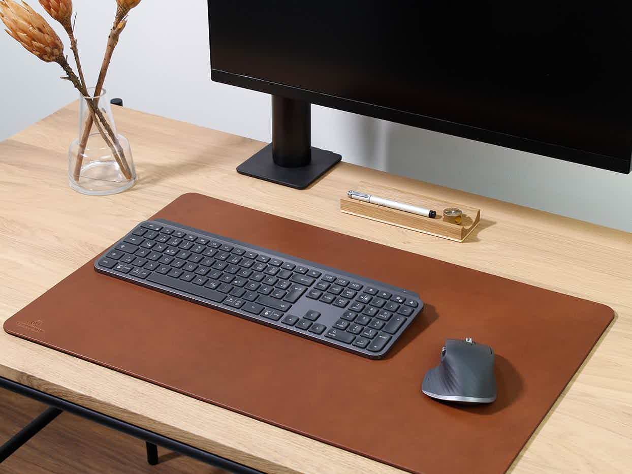 Schreibtischunterlage KARL von Goodwilhelm auf Schreibtisch mit Taststatur, Bildschirm und Computermaus