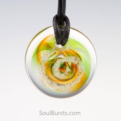 Glass pendant with ashes