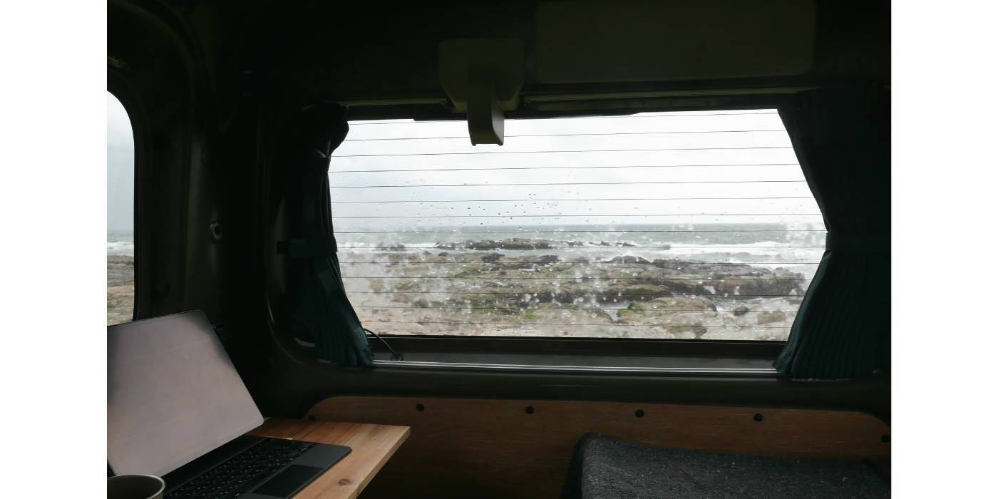 GMLVAN S-01の車内から眺める荒天の海