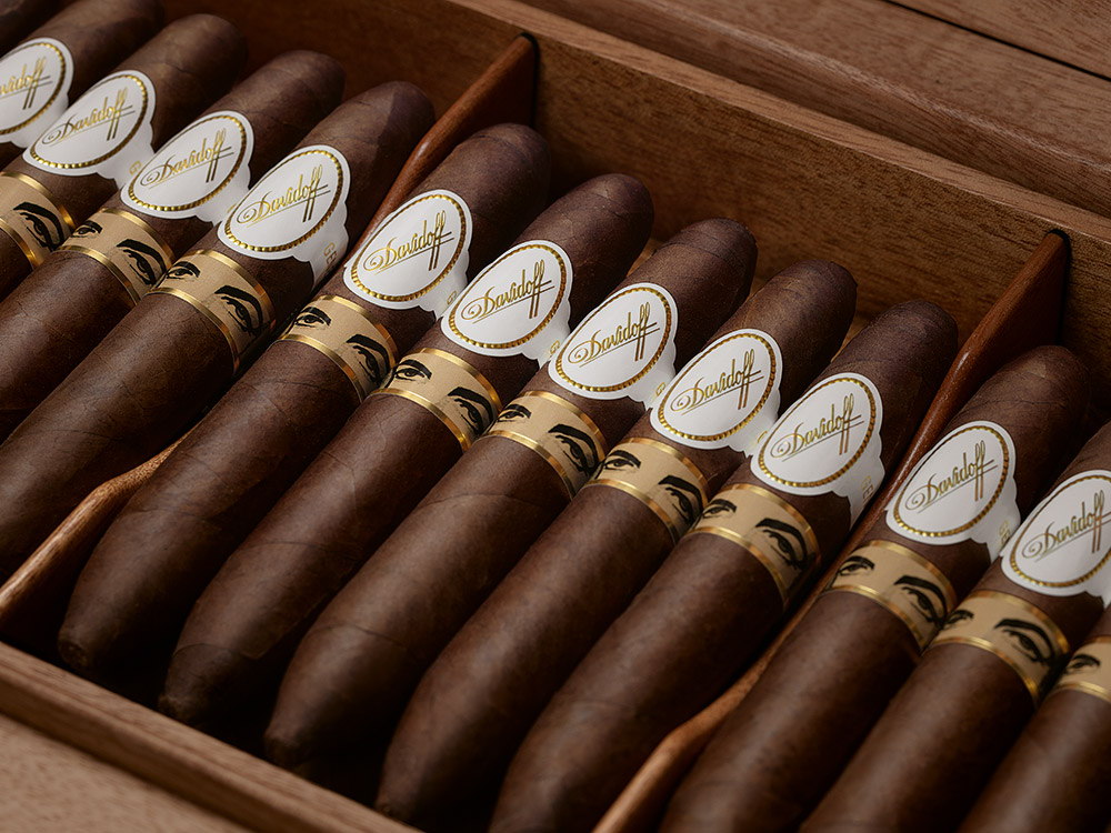 Close-up of the exclusive perfecto cigars inside the Davidoff & Boyarde Masterpiece Humidor The Direct Gaze.