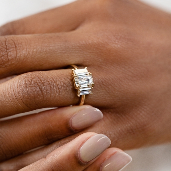 Romantic three stone diamond ring in 18k yellow gold