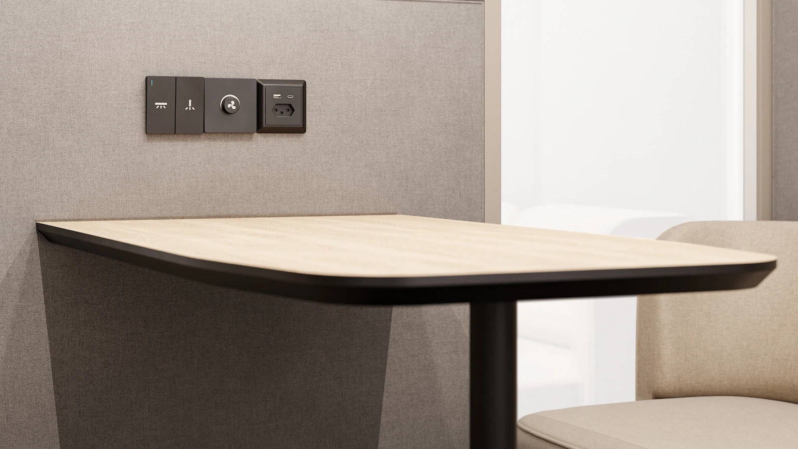 Innenansicht einer ofinto Focus Pod Telefonkabine mit Holztisch, Bedienelement für Licht und Lüftung sowie Steckdose und Sitzgelegenheit.