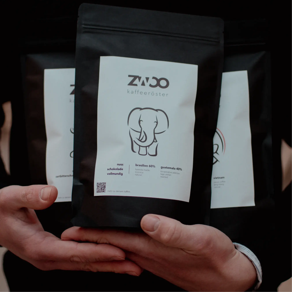 Kaffeetüten zwookaffee, der elefant, das chamäleon, das zebra auf dem Arm. Rösterei Köln, Kaffee im Abo, Kaffee-Abo