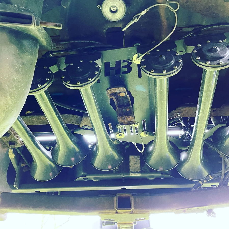 Five train horn trumpets with H3 mounting plate installed on the undercarriage of Brian's Ford F250