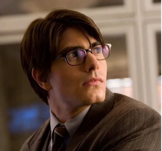 L'acteur Brandon Routh dans le rôle de Clark Kent porte des lunettes rectangulaires dans Superman Returns