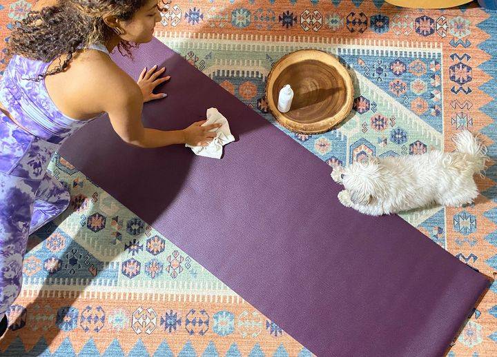 Comment Nettoyer mon Tapis de Yoga ? Le GUIDE YOGOM selon le tapis