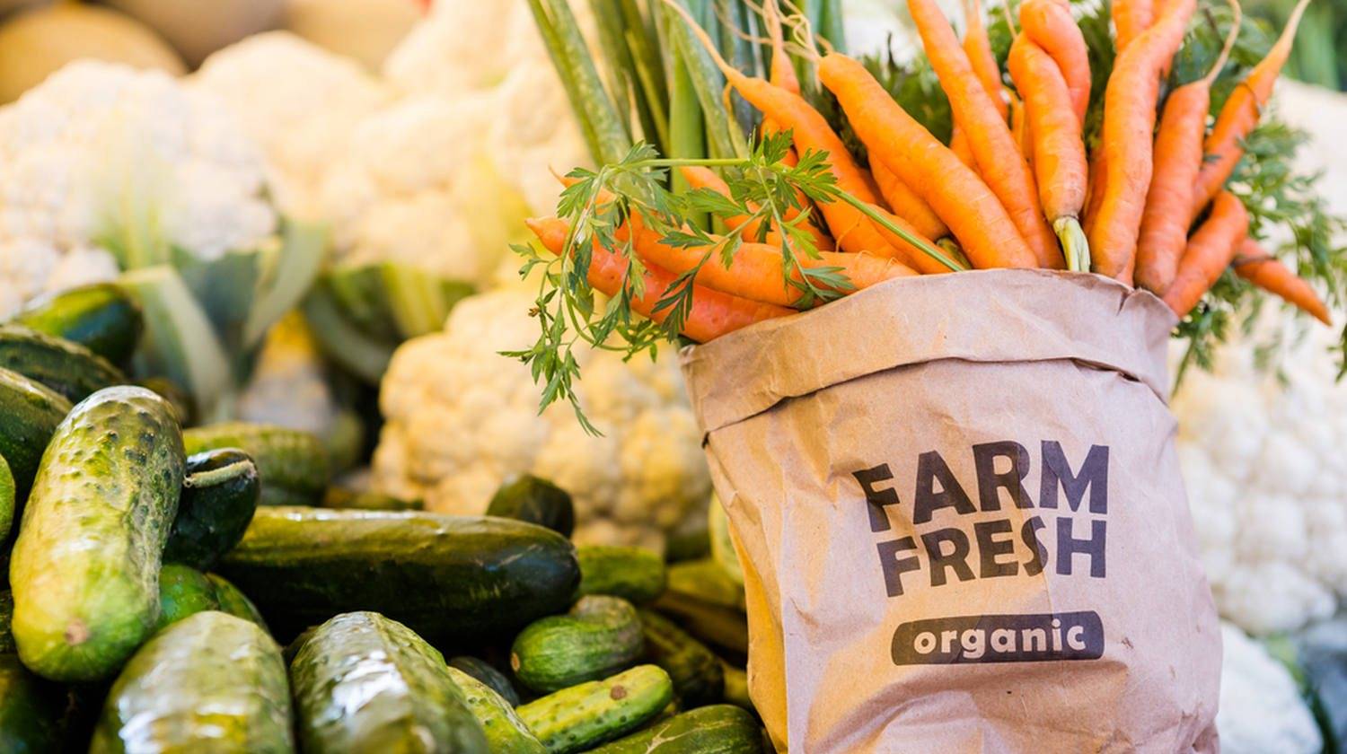 Featured | Fresh organic produce on sale at the local farmers market | Is Organic Food Worth It? Benefits of Eating Organic Foods