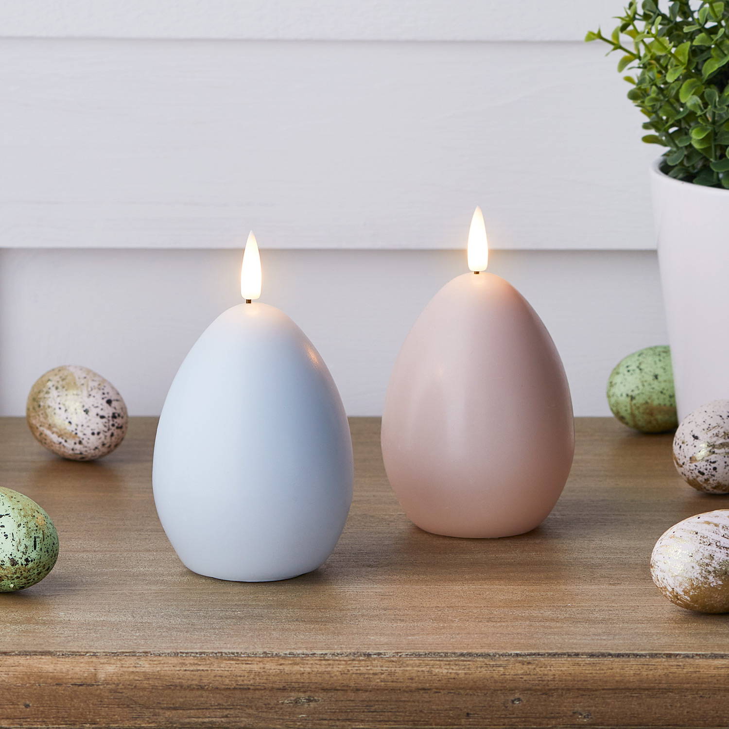 2 Bougies TruGlow® Œuf de Pâques posées sur une table.