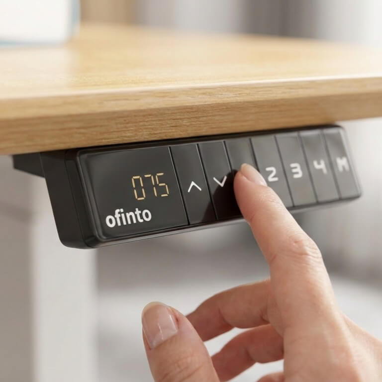 ofinto Bürotisch Elevate - Hand betätigt die Memory-Funktion des elektrisch höhenverstellbaren Bürotisch Elevate von ofinto mit einer Natur-Tischplatte