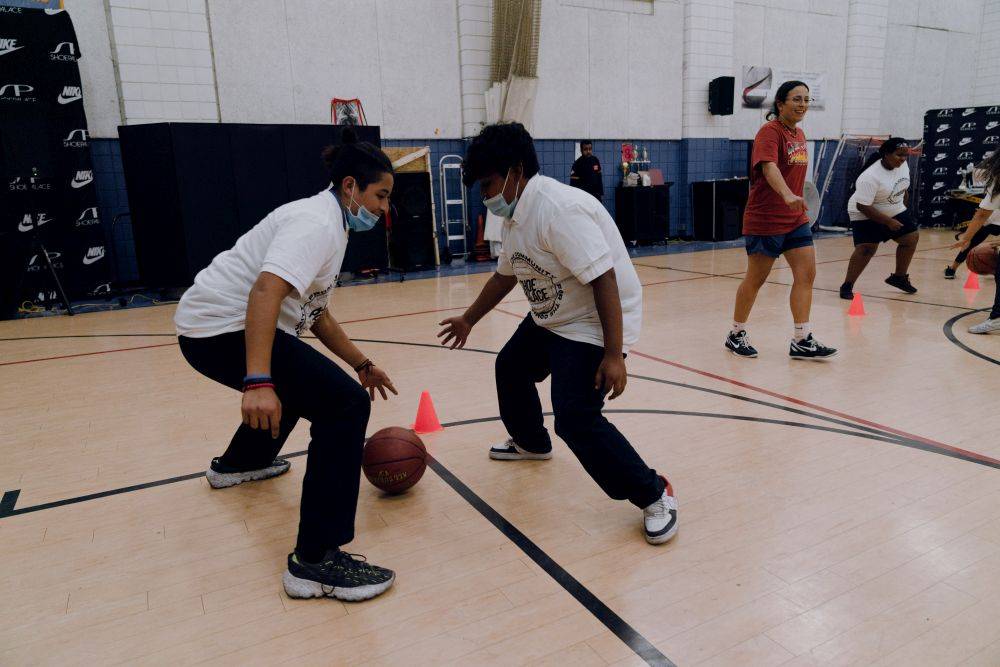 2 kids playing basketball