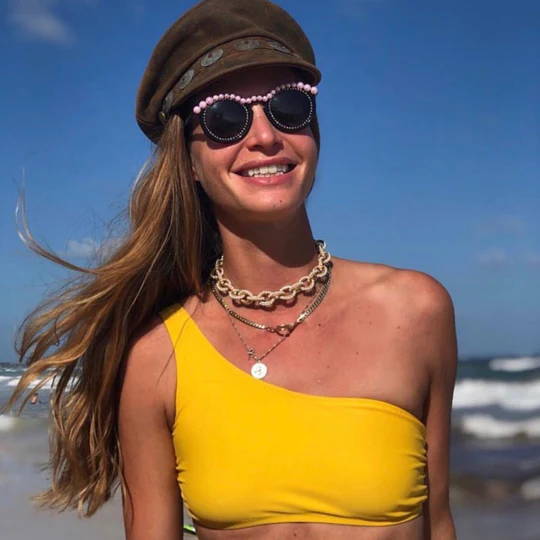 Elizabeth Mas wears Soru Jewellery 24ct gold plated silver chunky chain link Swarovski pearl necklace 