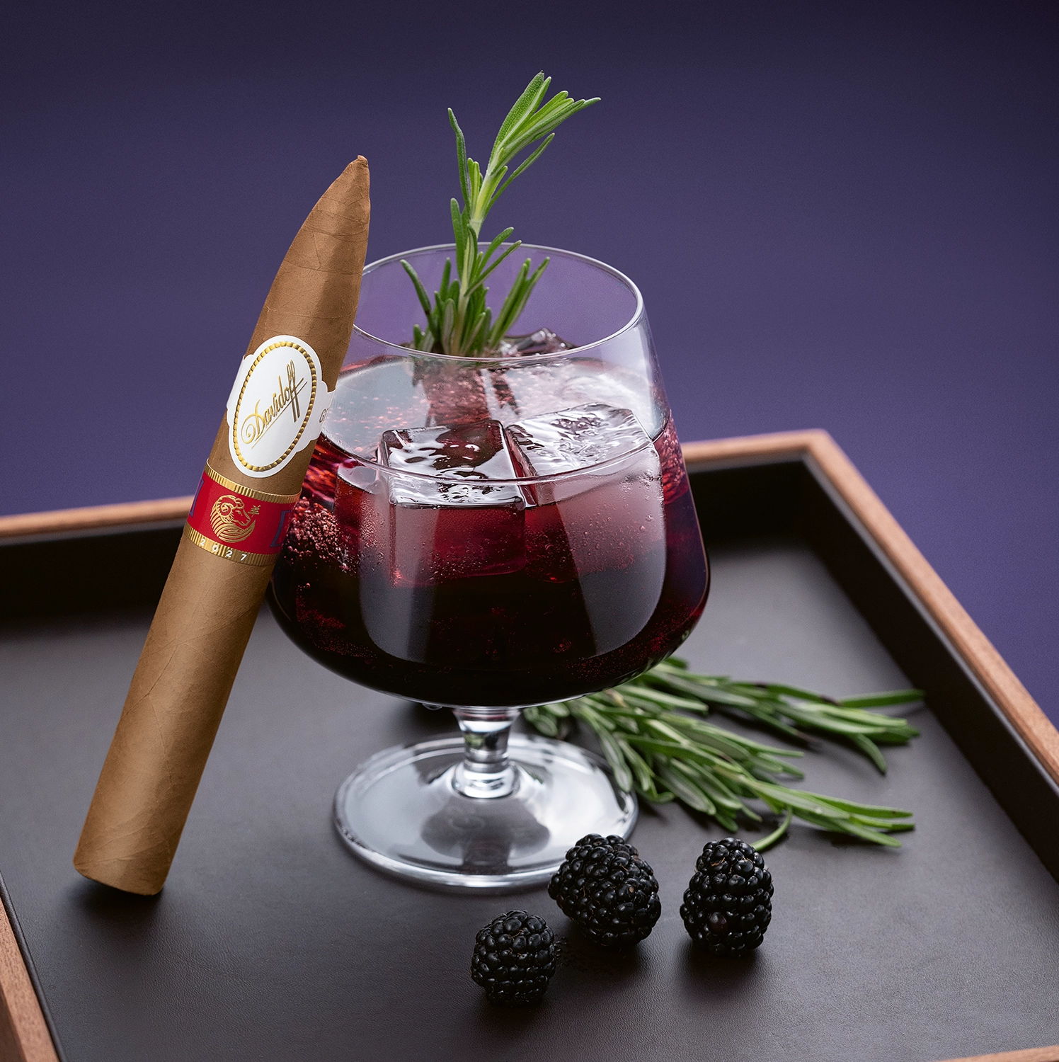 Die Year of the Sheep Piramides-Zigarre lehnt an einem Glas mit Blackberry Vanilla Cream Fizz.