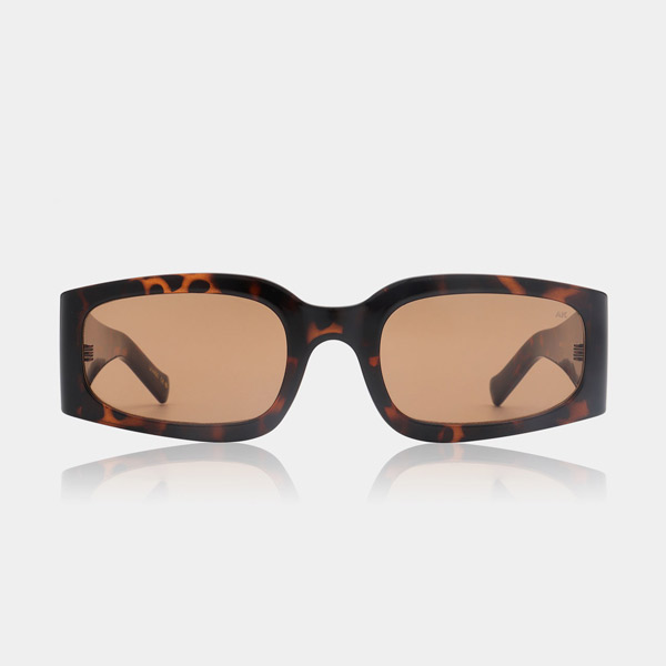 A product image of the A.Kjaerbede Alex sunglasses in Demi Tortoise.