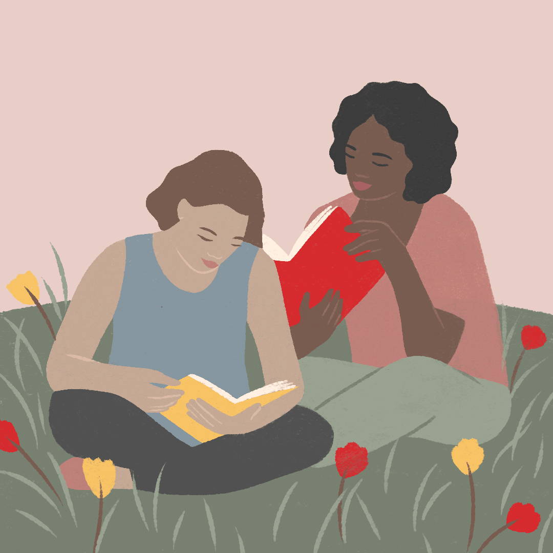 duas mulheres sentadas em um gramado, lendo um livro sobre a laqueadura feminina
