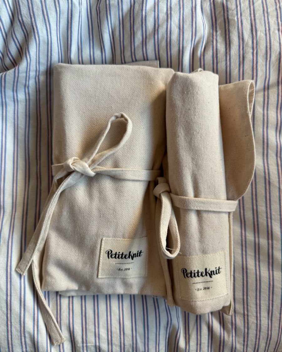 Knitter's Needle Case etuier på sengetøj